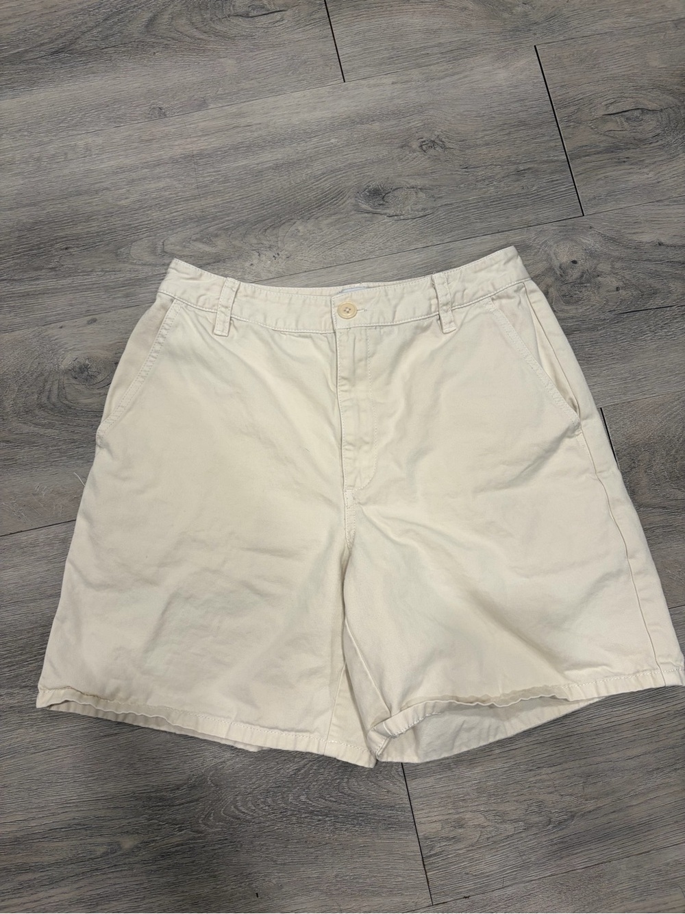Aritzia Cream High-Rise Cargo Shorts